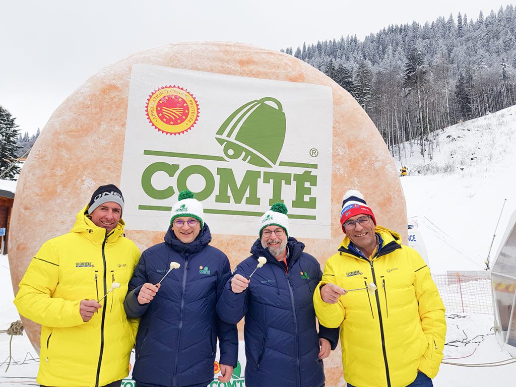 Le soir du samedi 18 janvier dernier, à l’occasion d’une épreuve de la Coupe du monde de ski de fond, dans la station des Rousses, en France voisine, quelque 500 convives ont scellé l’amitié franco-suisse autour d’une insolite fondue moitié moitié, préparée avec du Gruyère et… du Comté.  